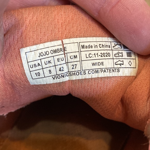 Vionic tennis shoe size 10 - Picture 3 of 8